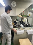 シート加工機のオペレーター◆人気シールの土台をつくる仕事／年間休日125日／残業ほぼ0／土日祝休み1