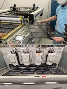 製造オペレーター（未経験歓迎）◆アクリル板の切削加工／残業月平均1h／年間休日120日／日勤のみ1