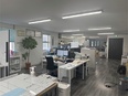 積算◆年休130日以上／完休2日／賞与年2回／残業月10時間程度／福利厚生充実／マイカー通勤可2