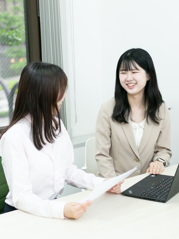 問い合わせ対応事務（未経験歓迎）◆完休2日制／実働7.5ｈ／残業ほぼ無／髪色・ネイル・ピアス自由イメージ1
