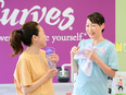 カーブスの接客◆女性専用フィットネス／日祝休／月収例30万円／賞与年2回／基本19時半退勤／住宅手当2