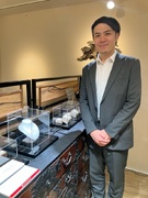ブライダルジュエリーの販売員（海外のお客様担当）◆月給31万円～／残業月平均20h以内／年休120日1