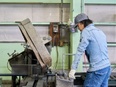 製造スタッフ（未経験歓迎）◆年休127日／昨年度賞与3～4ヶ月／残業少／面接は散歩しながら！3