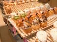 ベーカリーレストランの店舗運営スタッフ◆未経験歓迎／完全週休2日制／5連休取得OK／食事補助あり3