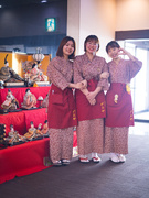 旅館の接客スタッフ◆月収45万以上の月も／未経験歓迎／寮は三食・温泉付／家賃2年無料／引越し代負担1