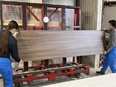 製造スタッフ（未経験歓迎）◆工場内での壁面パネル製作・ガラスフィルム施工／残業月20h以内2