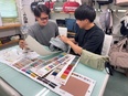 バッグのデザイナー◆自社ブランドが中心／商品は全国で販売／残業月2h／年休125日／髪色・ネイル自由2