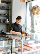 洋菓子店の店舗運営スタッフ◆食べログ百名店選出の人気店『Libertable』／年間休日120日1