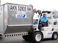 国内線貨物のグランドハンドリング◆ANAの制服着用／年休120日／住宅手当・社員寮有3