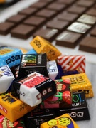 『チロルチョコ』製造会社の人事◆採用～教育までを担当／フルフレックス／賞与最大6ヶ月分／基本残業なし1