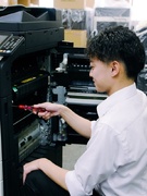 コピー機のサービススタッフ◆未経験歓迎／残業月9h／年休128日／賞与実績3～4ヶ月／勤続平均30年1