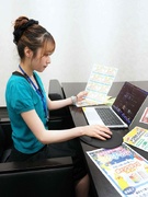 事務スタッフ◆POPや社内報制作に携わる！／年間休日127日／残業月10h程！／完休二日制・土日祝1