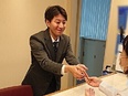 フロントスタッフ◆年休124日／残業20h以下／賞与前年実績4.3ヵ月～3