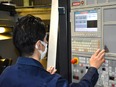 機械オペレーター（未経験歓迎）◆半導体関連の部品を製造／大手企業と取引／月給26万円～／年休123日2