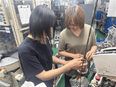 製造スタッフ◆未経験歓迎／年休127日／基本土日休み／日勤のみ／髪・ネイル・ピアス自由／福利厚生多数2