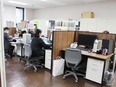 事務◆月給40万円以上／残業月平均15h／完休2日制／資格取得支援制度／経営にも携わるコアメンバー2