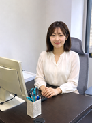 事務スタッフ◆年休127日／土日祝休／残業月10h／賞与年2回＆月3万円の資格手当有／髪型ネイル自由1
