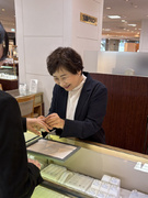 販売スタッフ（未経験歓迎）◆百貨店でのジュエリー販売／残業なし／週休2日制／創業77年の安定企業1