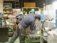 総合什器メーカーの製造スタッフ◆年休126日／土日祝休み／賞与年2回＋決算賞与あり3