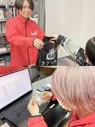 トレカショップの販売スタッフ（経験・知識ゼロOK）◆月給38万円～／髪色・髪型・服装自由／シフト週11