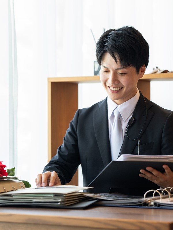 ウエディングプランナー(未経験歓迎)◆最短2年半で支配人抜擢実績/月9日休/転勤無/育休復帰100%イメージ1