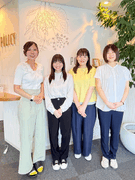 化粧品のマーケティングスタッフ◆未経験歓迎／月給33万円～／残業月平均9時間以内／定着率90％以上1