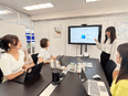 化粧品のマーケティングスタッフ◆未経験歓迎／月給33万円～／残業月平均9時間以内／定着率90％以上2
