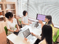 化粧品のマーケティングスタッフ◆未経験歓迎／月給33万円～／残業月平均9時間以内／定着率90％以上3