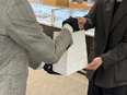 高級ブランド腕時計の接客スタッフ（未経験歓迎）◆残業月5h以内／オーダースーツ貸与／河原町徒歩1分3