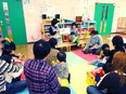 子育て支援スタッフ（未経験歓迎）◆基本残業なし／賞与あり／副業OK／年休124日以上／17時半退勤2