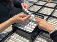 ジュエリーショップの販売スタッフ◆駅前の店舗で勤務／残業月平均10時間／ネイル・ピアス自由／副業OK2
