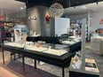 ジュエリーショップの販売スタッフ◆駅前の店舗で勤務／残業月平均10時間／ネイル・ピアス自由／副業OK3
