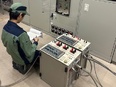 鉄道変電所の電気工事士◆年休130日／長期休暇有／初年度月収30万円～／充実な福利厚生／賞与年3回2