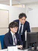 労務◆朝日新聞社グループ／月給25万円以上／年休125日／土日祝休み／実働7h・残業月10h以下1