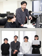 Webデザイナー◆アーティストサイトを担当／年休120日／残業月20h以内／土日祝休み／フレックス制1