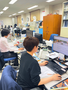 総務経理◆繁忙期でも残業は月15時間程度／土日祝休み／年間休日128日／東証プライム上場グループ1