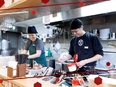 店舗運営スタッフ◆平均月収31万円/年休111日/1食300円賄い/店長年収500万円以上可能2