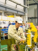 製造スタッフ（オーダーメイド設備の組立）◆賞与年2回＋決算賞与／年休123日／転勤なし／各種手当充実1