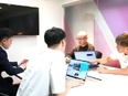 Webデザイナー◆既存顧客の保守や自社LP制作など／完休2日制／直請け多数／新組織の中心メンバー3