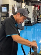 機械オペレーター（半導体製造装置の部品づくり）◆未経験歓迎／賞与年2回／転勤なし／昼食補助あり1