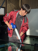 自動車ガラスの施工スタッフ◆未経験歓迎／土日祝休／資格取得支援あり／創業57年／平均年収700万円1