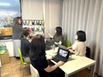 書店向け雑貨の商品企画◆企画～売り場づくりまで一貫して担当／年休128日／服装自由／土日祝休み2
