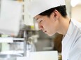 『美々卯』のホールスタッフ◆大阪を代表する味「うどんすき」で有名な名店／完全週休2日／賞与年2回3