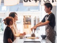 もんじゃ焼き専門店の店舗運営スタッフ◆店長候補／月給36万～／年昇給4・賞与2／完休2／新店40以上2