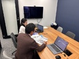 制作進行管理（未経験歓迎）◆富裕層向け会員誌を担当／一部リモートワーク可／髪色・ネイル・ピアス自由2