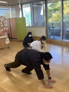 就労生活支援スタッフ◆年休120日！／6連休あり／残業月5hほど／住宅・家族手当／髪型自由1