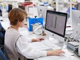 事務スタッフ◆毎年必ず昇給／完全週休2日制／残業月5時間程度／創業74年の安定企業／住宅手当あり2