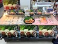 お惣菜の販売スタッフ（未経験歓迎）◆平均月収57万円／支度金ゼロ／月半分休みもOK／サポート体制充実3