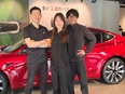 テスラ車の販売営業◆未経験歓迎／1年でマネージャーに昇格可能／完全週休2日制／年収1000万円も可能2
