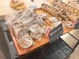 パン屋の店舗運営スタッフ◆未経験歓迎／地域で愛され続けて68年の老舗／完休2日／残業月5h／駅近店舗2